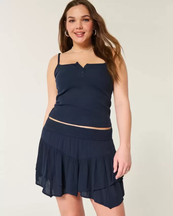 Abgestufter Mini-Skort mit asymmetrischem Saum Abgestufter Mini-Skort mit asymmetrischem Saum