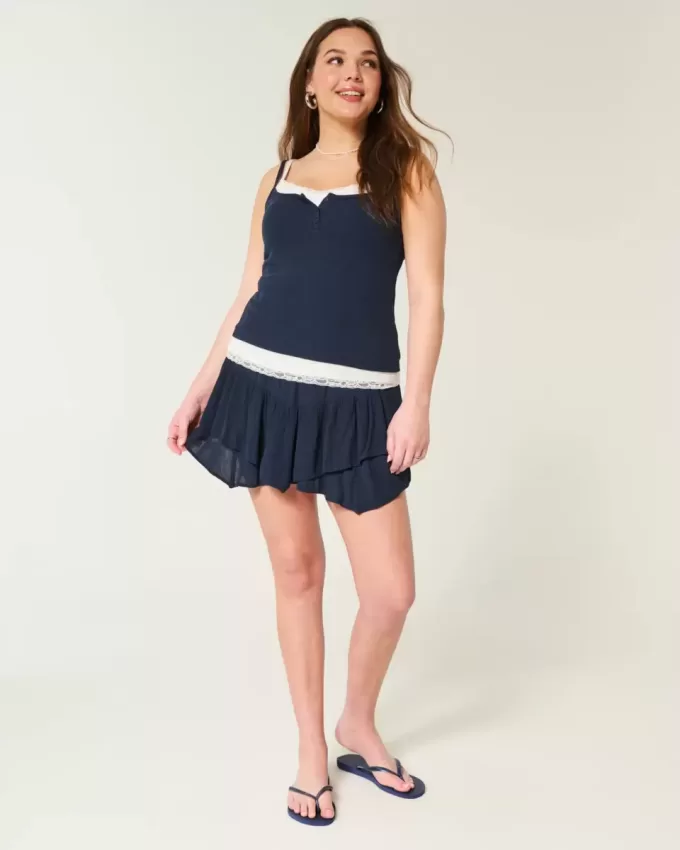 Abgestufter Mini-Skort mit asymmetrischem Saum Abgestufter Mini-Skort mit asymmetrischem Saum