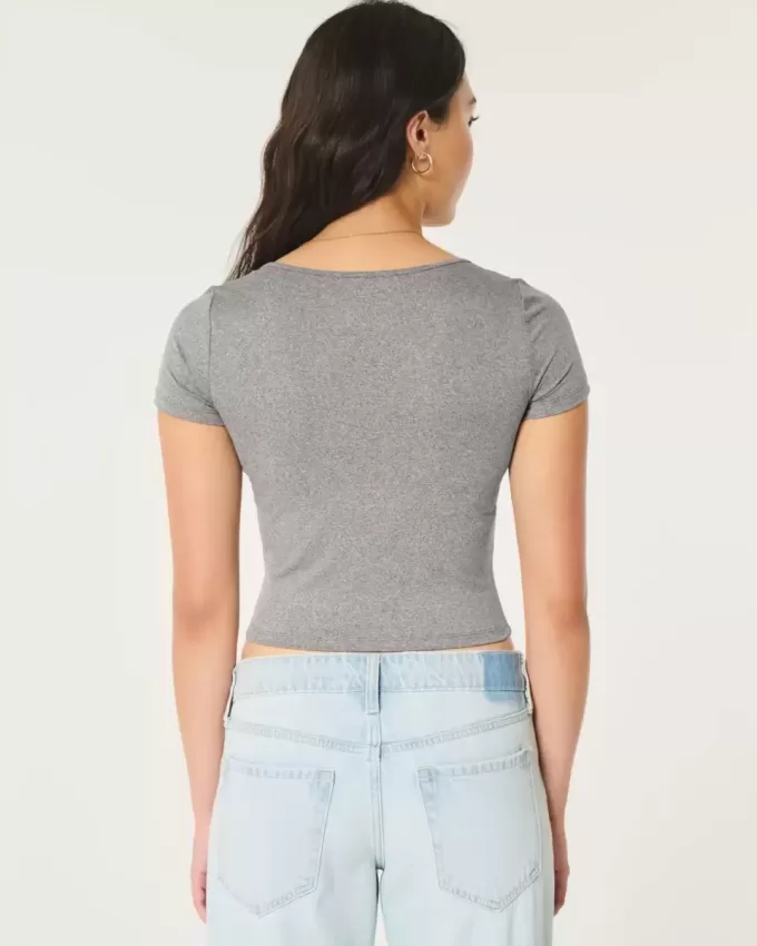 Baby-T-Shirt mit eckigem Ausschnitt aus weichem, nahtlosem Stretch-Stoff Baby-T-Shirt mit eckigem Ausschnitt aus weichem, nahtlosem Stretch-Stoff