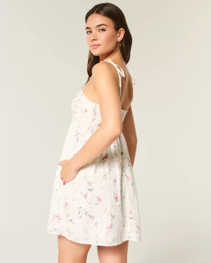 Babydoll-Minikleid mit Bindeträgern Babydoll-Minikleid mit Bindeträgern