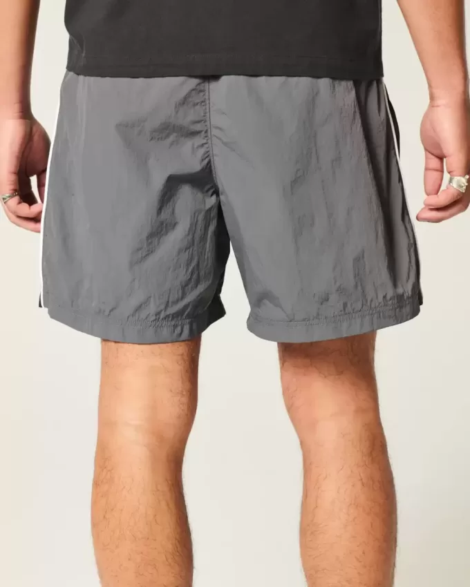 Baggy-Fußballshorts bis zur Mitte des Oberschenkels Baggy-Fußballshorts bis zur Mitte des Oberschenkels