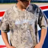 Baggy Heavyweight Crop Tee mit Dodge-Grafik und Camouflage-Muster Baggy Heavyweight Crop Tee mit Dodge-Grafik und Camouflage-Muster