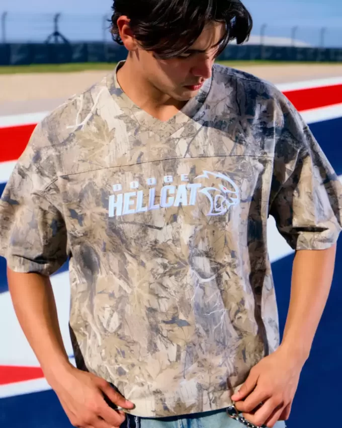 Baggy Heavyweight Crop Tee mit Dodge-Grafik und Camouflage-Muster Baggy Heavyweight Crop Tee mit Dodge-Grafik und Camouflage-Muster