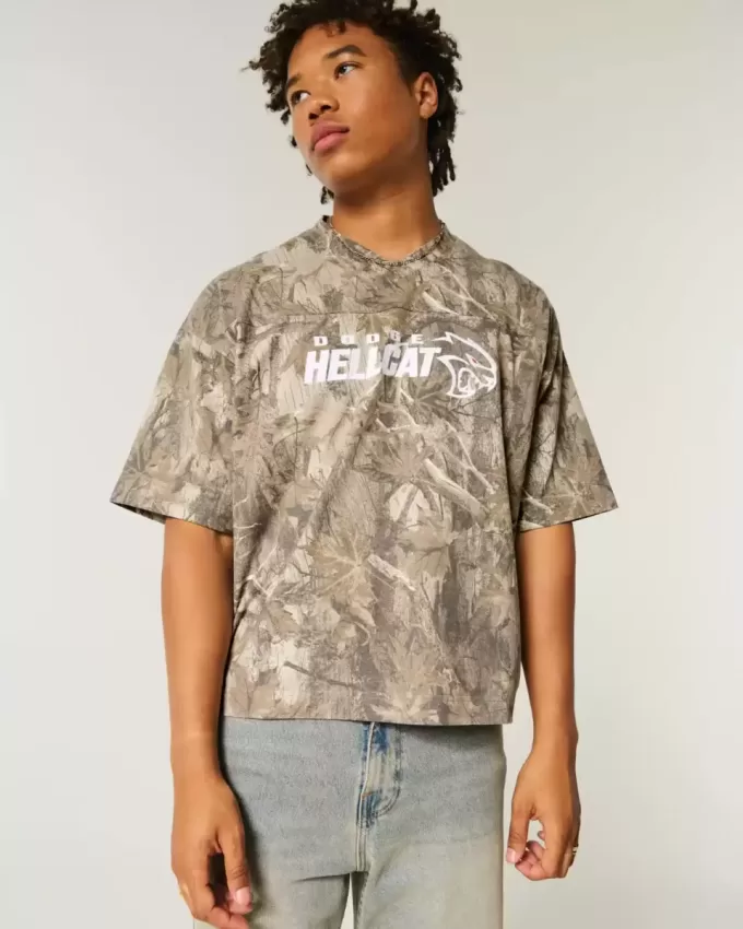 Baggy Heavyweight Crop Tee mit Dodge-Grafik und Camouflage-Muster Baggy Heavyweight Crop Tee mit Dodge-Grafik und Camouflage-Muster