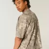 Baggy Heavyweight Crop Tee mit Dodge-Grafik und Camouflage-Muster Baggy Heavyweight Crop Tee mit Dodge-Grafik und Camouflage-Muster
