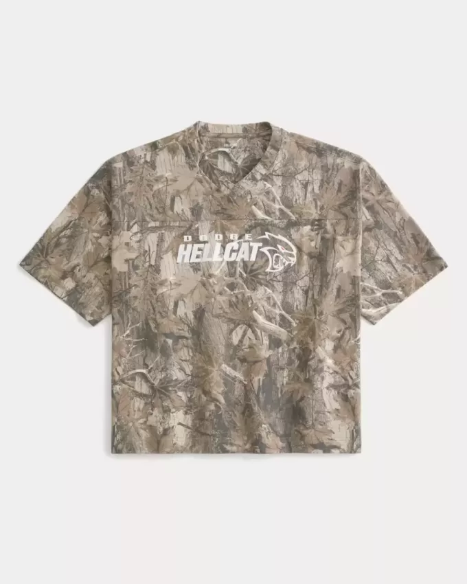 Baggy Heavyweight Crop Tee mit Dodge-Grafik und Camouflage-Muster Baggy Heavyweight Crop Tee mit Dodge-Grafik und Camouflage-Muster