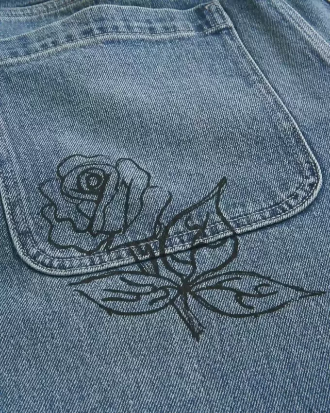 Baggy-Jeans mit Doodle-Muster in mittlerer Waschung Baggy-Jeans mit Doodle-Muster in mittlerer Waschung