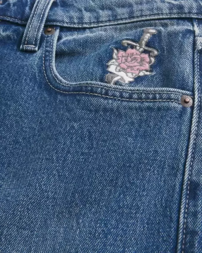 Baggy-Jeans mit dunkler Waschung und Rose-Grafik
