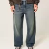 Baggy-Jeans mit dunkler Waschung und Stickerei