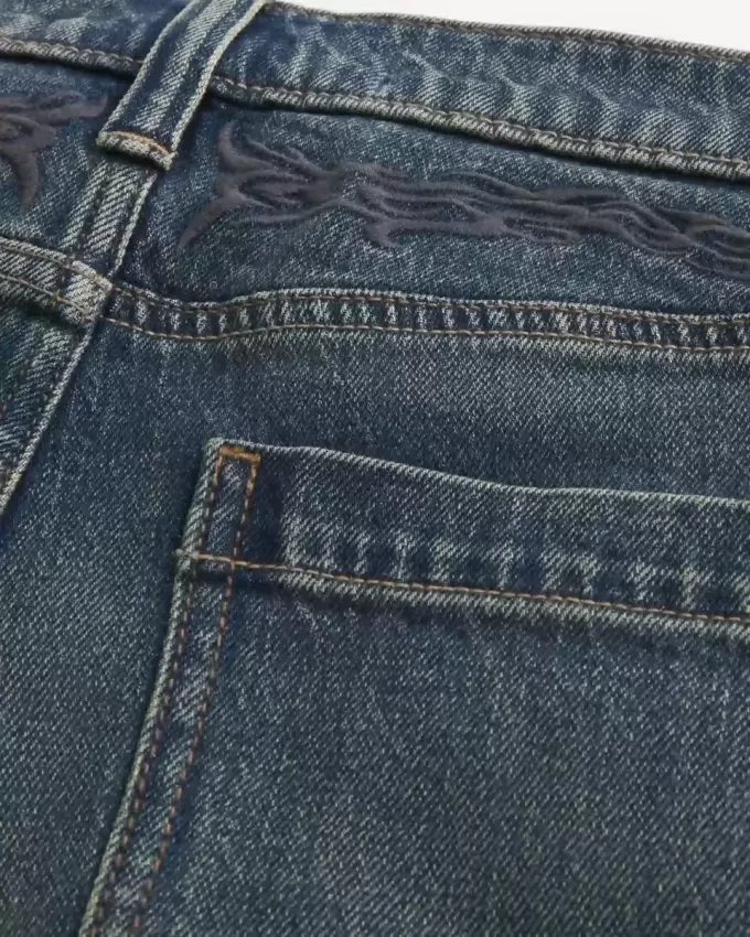 Baggy-Jeans mit dunkler Waschung und Stickerei