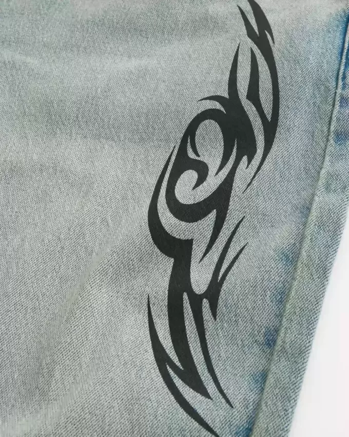 Baggy-Jeans mit Grafik in heller Waschung