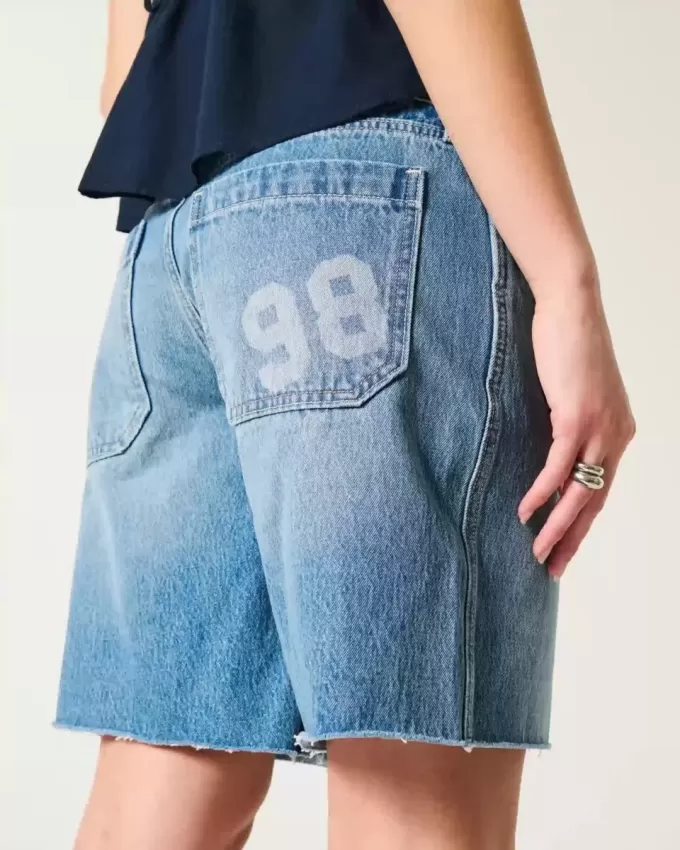 Baggy-Jeanshose mit niedriger Taille und mittlerer Waschung und Zahlengrafik