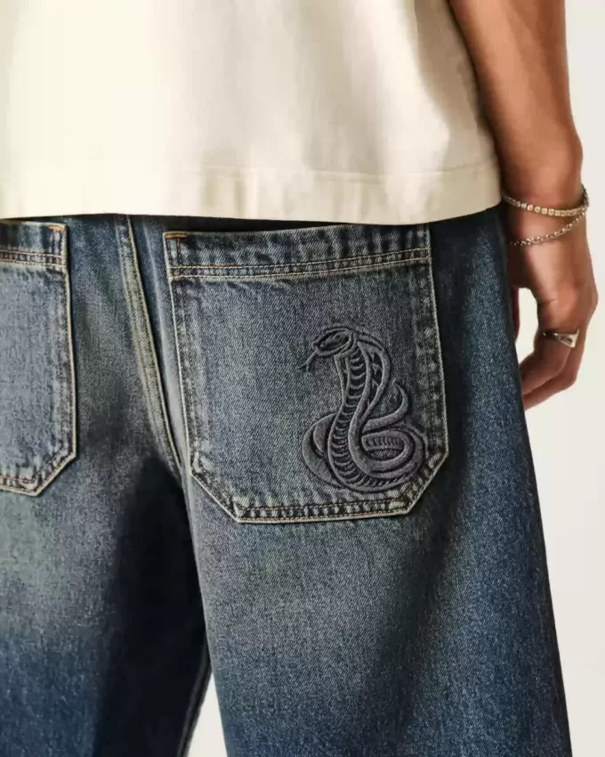 Baggy-Jeansshorts mit Schlangenmuster Baggy-Jeansshorts mit Schlangenmuster