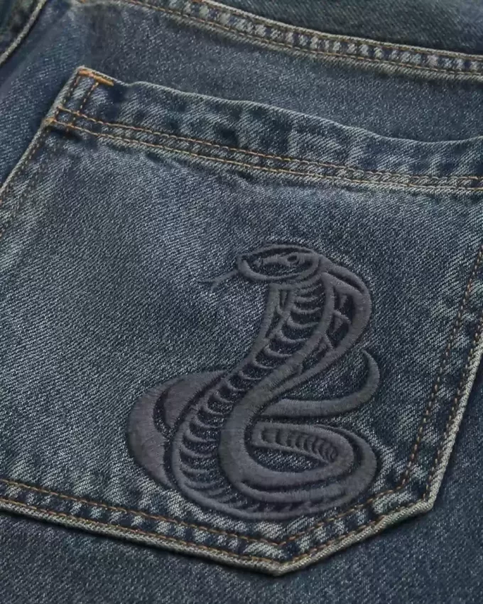 Baggy-Jeansshorts mit Schlangenmuster Baggy-Jeansshorts mit Schlangenmuster