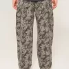 Baggy-Malerjeans im Camouflage-Design Baggy-Malerjeans im Camouflage-Design