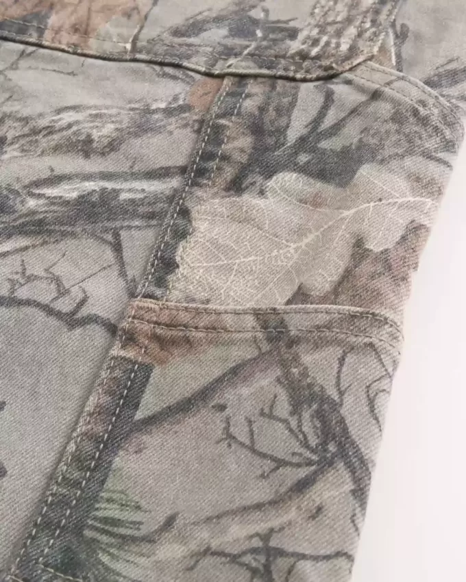 Baggy-Malerjeans mit Camouflage-Muster Baggy-Malerjeans mit Camouflage-Muster