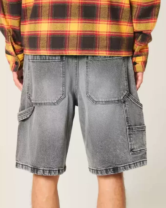 Baggy-Malershorts aus verwaschenem schwarzem Denim Baggy-Malershorts aus verwaschenem schwarzem Denim