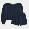 Bequemes Set aus schulterfreiem Sweatshirt und Fleece-Shorts Bequemes Set aus schulterfreiem Sweatshirt und Fleece-Shorts