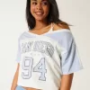 Übergroßes schulterfreies Varsity San Diego Grafik-T-Shirt Übergroßes schulterfreies Varsity San Diego Grafik-T-Shirt