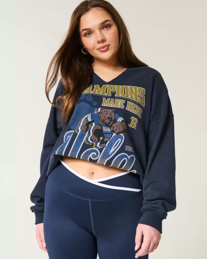 Übergroßes Sweatshirt mit UCLA-Grafik und eingekerbtem Ausschnitt Übergroßes Sweatshirt mit UCLA-Grafik und eingekerbtem Ausschnitt