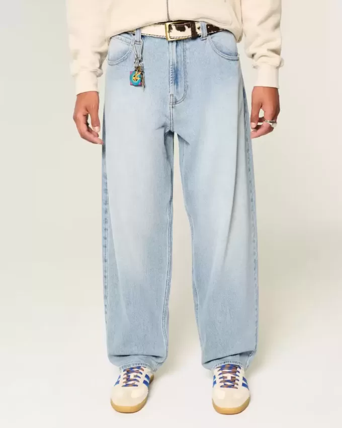 Bestickte Baggy-Skaterjeans in heller Waschung Bestickte Baggy-Skaterjeans in heller Waschung
