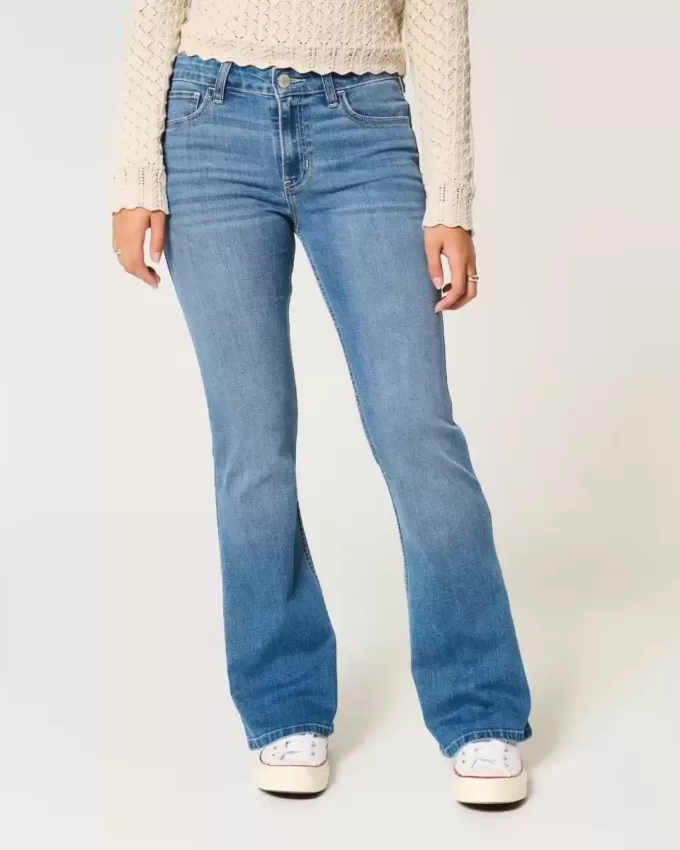 Bootcut-Jeans mit mittlerer Leibhöhe und mittlerer Waschung Bootcut-Jeans mit mittlerer Leibhöhe und mittlerer Waschung
