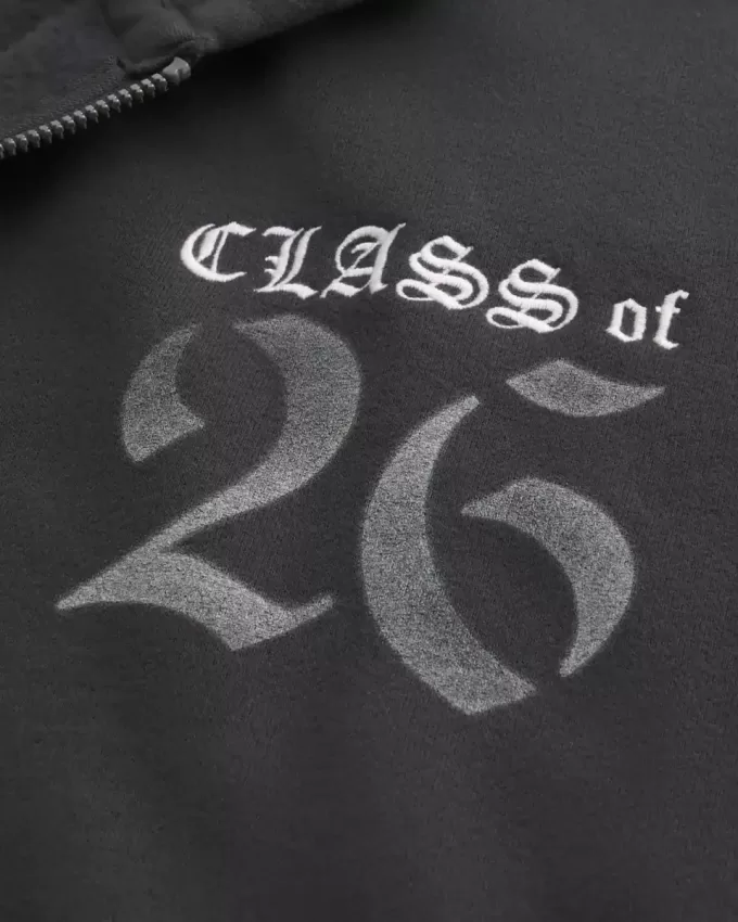 Boxy Class of 26 Grafik-Kapuzenpullover mit Reißverschluss Boxy Class of 26 Grafik-Kapuzenpullover mit Reißverschluss