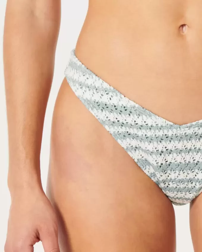 Cheeky-Bikinihose im Häkel-Stil mit hohem Beinausschnitt Cheeky-Bikinihose im Häkel-Stil mit hohem Beinausschnitt