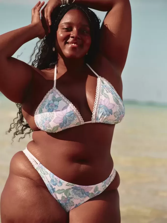 Cheeky-Bikinihose mit hohem Beinausschnitt und gemischtem Häkelmuster Cheeky-Bikinihose mit hohem Beinausschnitt und gemischtem Häkelmuster