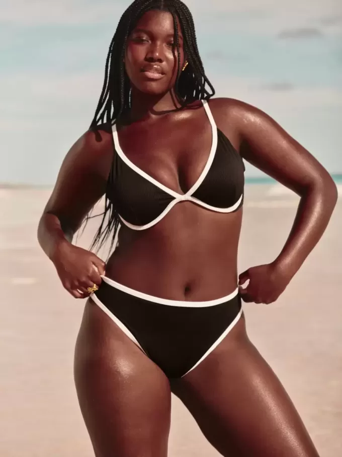 Curvy High-Leg High-Waist Gerippte Cheeky-Bikinihose Curvy High-Leg High-Waist Gerippte Cheeky-Bikinihose