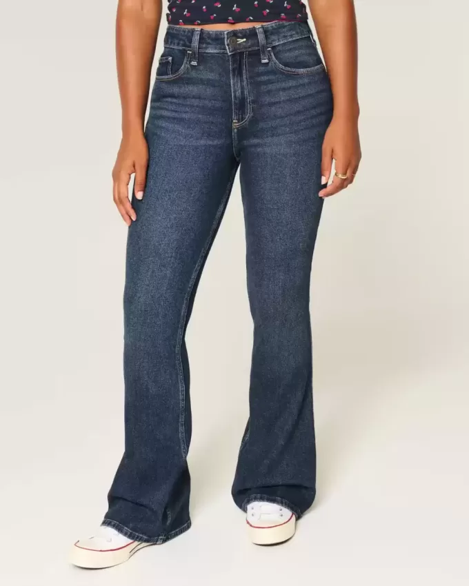 Curvy High-Rise Flare Jeans in dunkler Waschung Curvy High-Rise Flare Jeans in dunkler Waschung