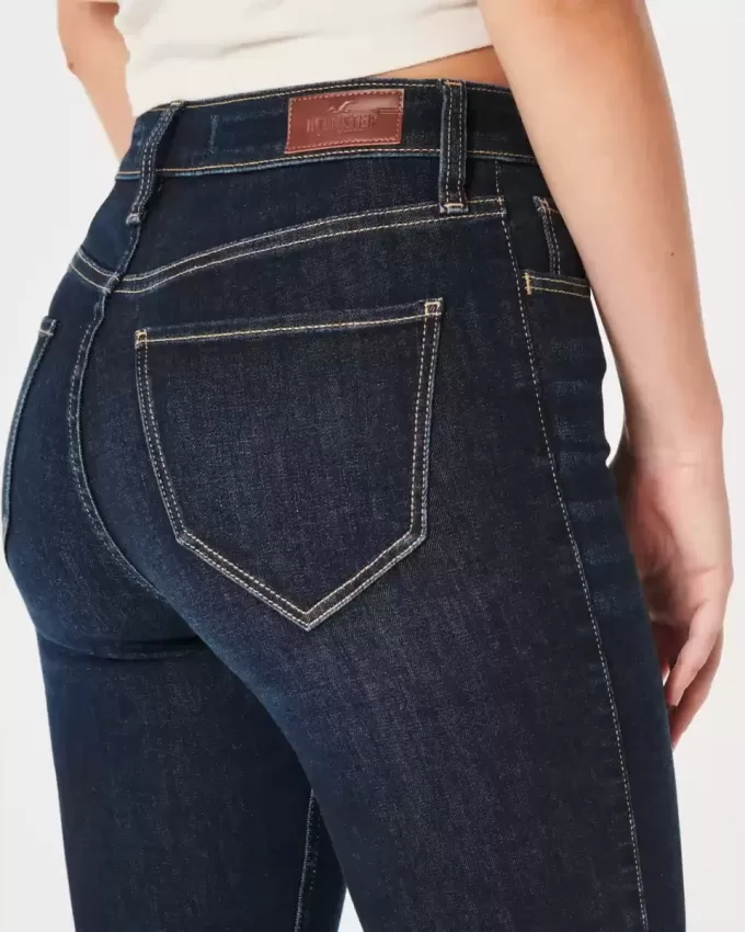 Curvy High-Rise Flare Jeans in dunkler Waschung Curvy High-Rise Flare Jeans in dunkler Waschung