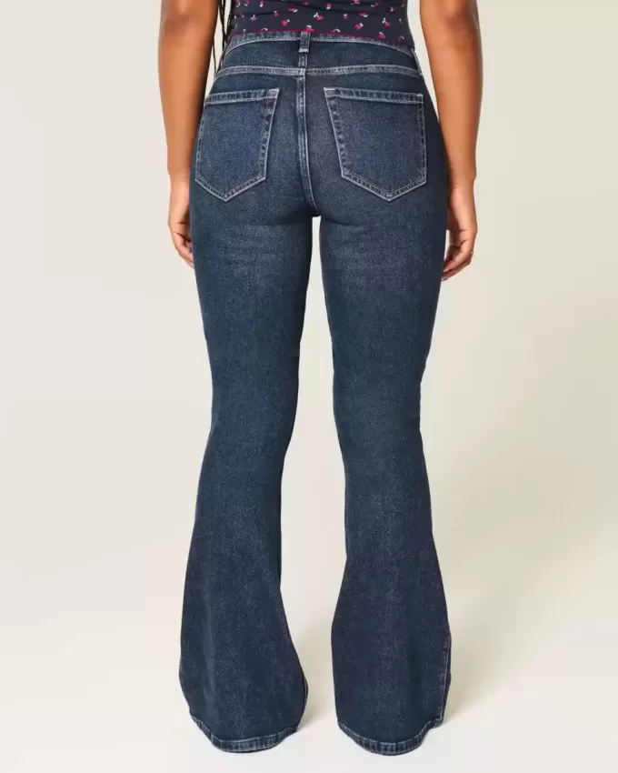Curvy High-Rise Flare Jeans in dunkler Waschung Curvy High-Rise Flare Jeans in dunkler Waschung