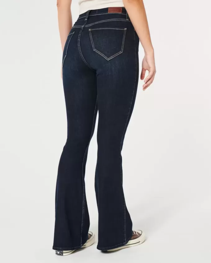 Curvy High-Rise Flare Jeans in dunkler Waschung Curvy High-Rise Flare Jeans in dunkler Waschung