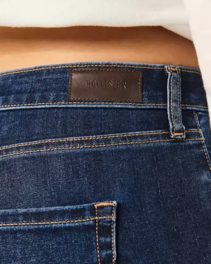 Curvy High-Rise Flare Jeans in dunkler Waschung Curvy High-Rise Flare Jeans in dunkler Waschung