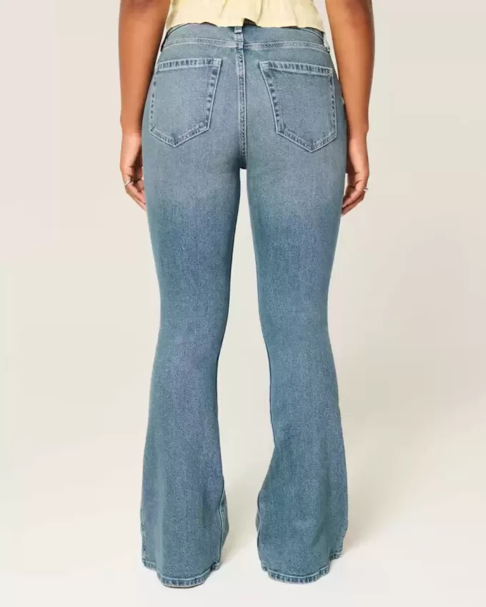 Curvy High-Rise Flare Jeans mit mittlerer Waschung Curvy High-Rise Flare Jeans mit mittlerer Waschung