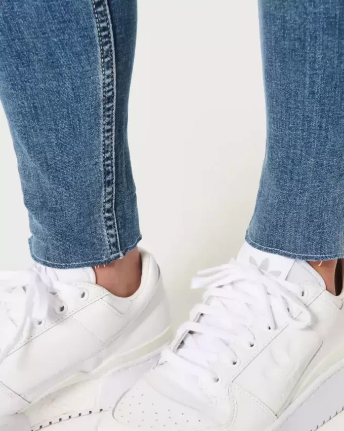 Curvy High-Rise Ripped Super Skinny Jeans in mittlerer Waschung Curvy High-Rise Ripped Super Skinny Jeans in mittlerer Waschung