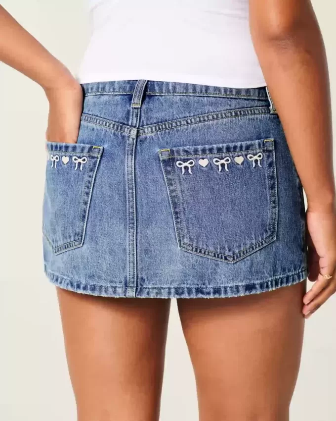 Curvy Low-Rise Mini-Jeansrock mit bestickter Schleife Curvy Low-Rise Mini-Jeansrock mit bestickter Schleife