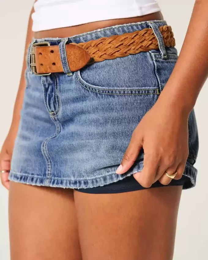 Curvy Low-Rise Mini-Jeansrock mit bestickter Schleife Curvy Low-Rise Mini-Jeansrock mit bestickter Schleife