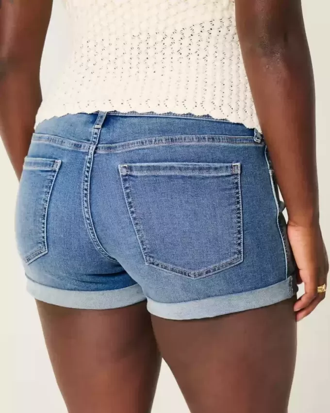 Curvy Low-Rise-Shortie-Shorts aus Denim in mittlerer Waschung Curvy Low-Rise-Shortie-Shorts aus Denim in mittlerer Waschung