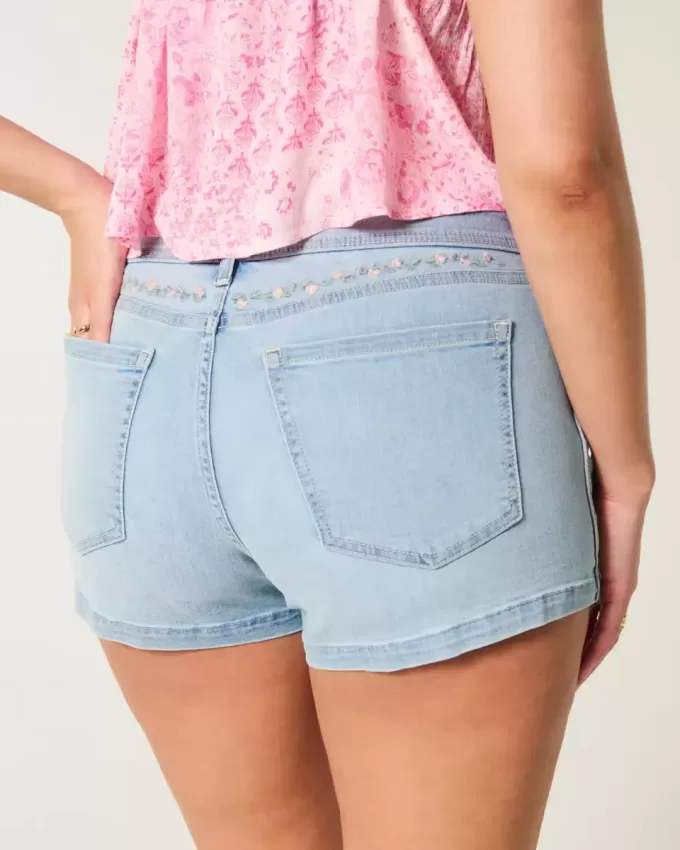 Curvy Low-Rise-Shortie-Shorts aus Denim mit heller Waschung und Blumenstickerei Curvy Low-Rise-Shortie-Shorts aus Denim mit heller Waschung und Blumenstickerei