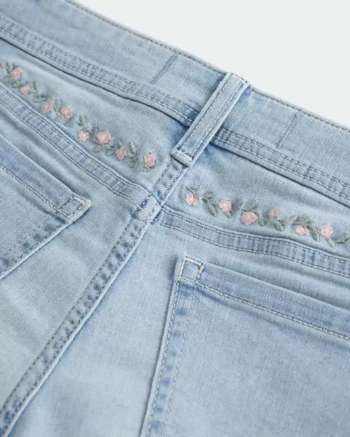 Curvy Low-Rise-Shortie-Shorts aus Denim mit heller Waschung und Blumenstickerei Curvy Low-Rise-Shortie-Shorts aus Denim mit heller Waschung und Blumenstickerei