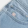 Curvy Low-Rise-Shortie-Shorts aus Denim mit heller Waschung und Blumenstickerei Curvy Low-Rise-Shortie-Shorts aus Denim mit heller Waschung und Blumenstickerei