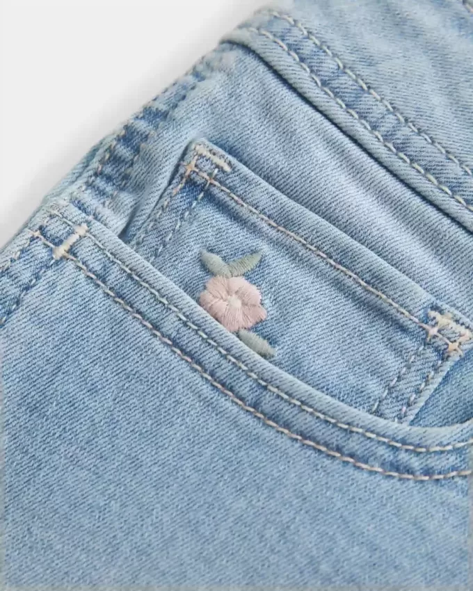 Curvy Low-Rise-Shortie-Shorts aus Denim mit heller Waschung und Blumenstickerei Curvy Low-Rise-Shortie-Shorts aus Denim mit heller Waschung und Blumenstickerei