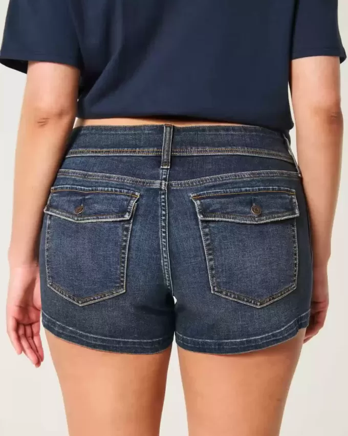 Curvy Low-Rise-Shortie-Shorts aus dunkel gewaschenem Denim Curvy Low-Rise-Shortie-Shorts aus dunkel gewaschenem Denim