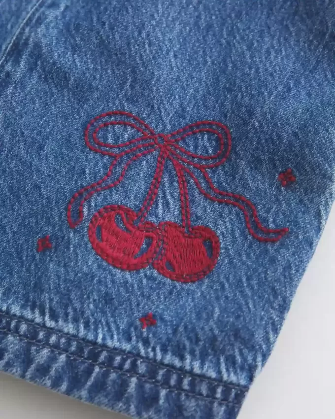 Denim-Minikleid mit Kirschgrafik Denim-Minikleid mit Kirschgrafik