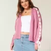 Einfacher Cardigan mit Spitzenärmeln und ohne Verschluss Einfacher Cardigan mit Spitzenärmeln und ohne Verschluss