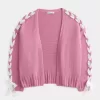 Einfacher Cardigan mit Spitzenärmeln und ohne Verschluss Einfacher Cardigan mit Spitzenärmeln und ohne Verschluss