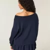 Einfacher schulterfreier Pullover mit Hundegrafik