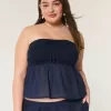 Einfaches trägerloses Top im Häkelstil aus Stoffmix Einfaches trägerloses Top im Häkelstil aus Stoffmix